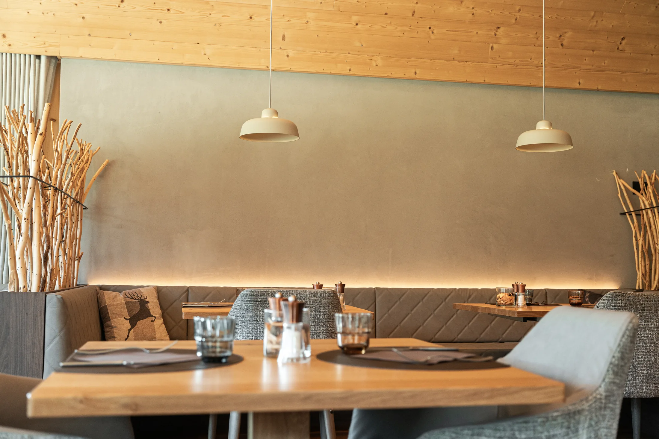 Interno del ristorante La Raisc a San Cassiano fotografato da Luca Canins