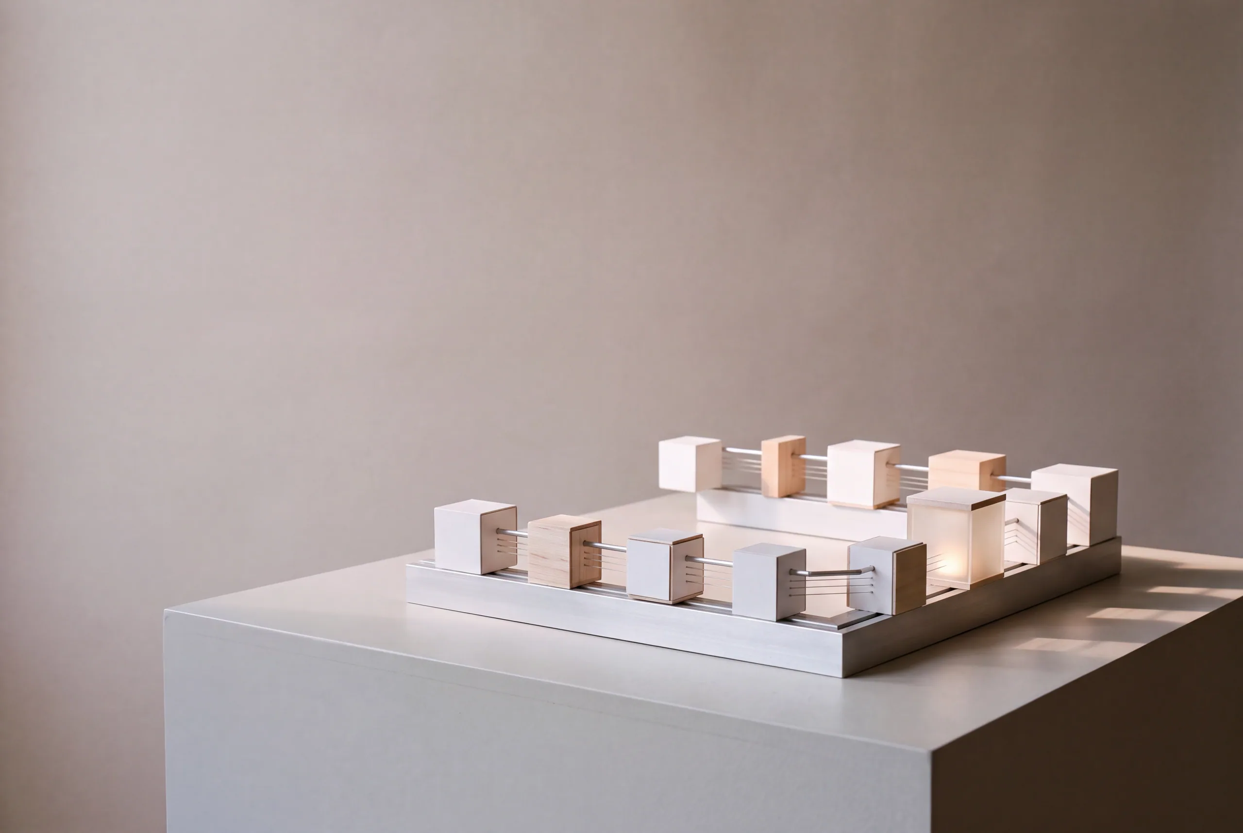 Studio visivo AI: blocchi collegati su una guida di alluminio, il modello di un sistema che lavora