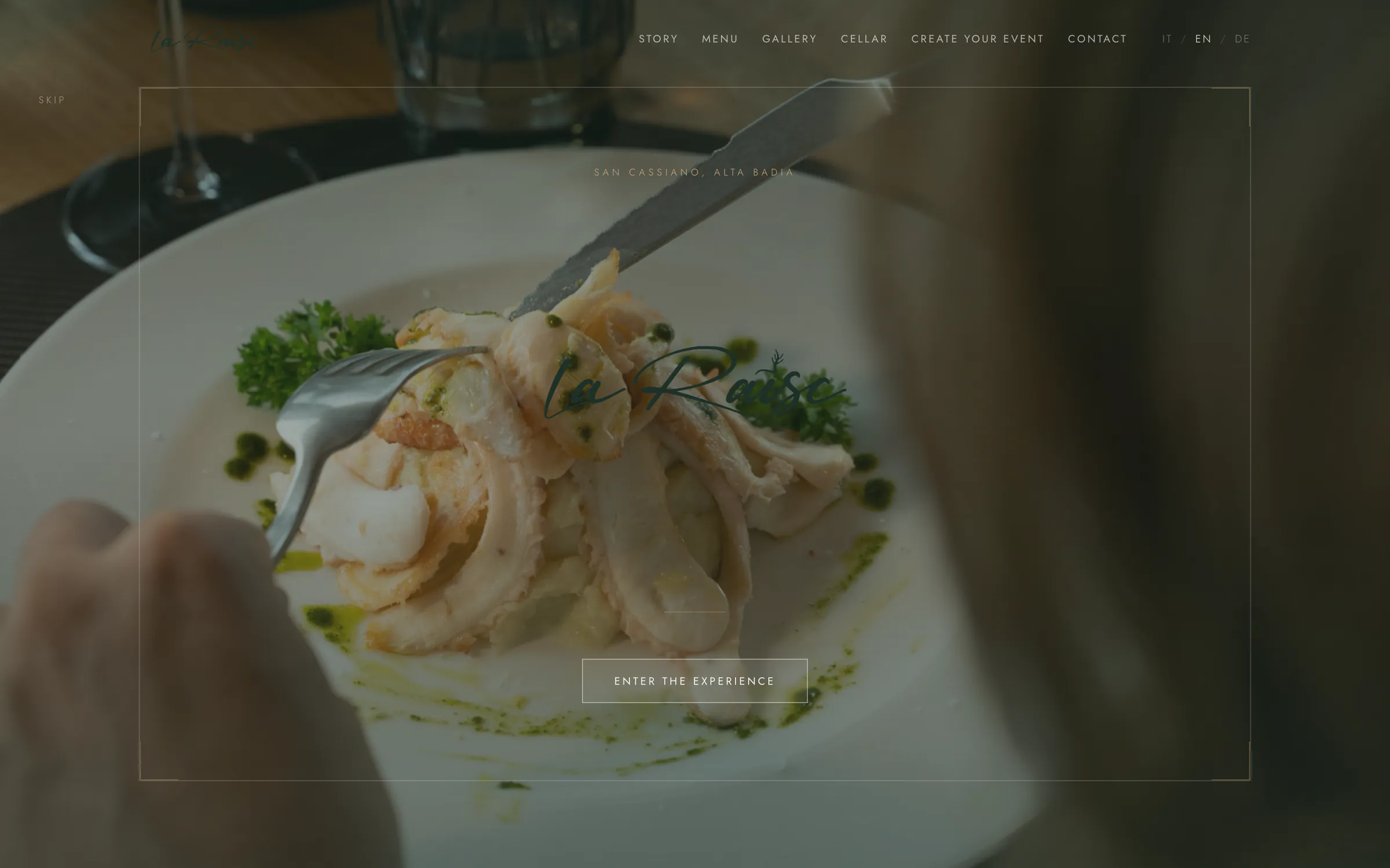 laraisc.com on a desktop: the opening — a plated dish under the La Raisc mark and “Enter the experience”